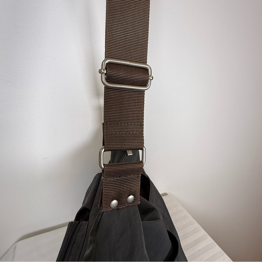 Baggallini ‘Everywhere’ Bag Charcoal Gray Bright Pink Lining Adjustable Strap - Picture 16 of 16